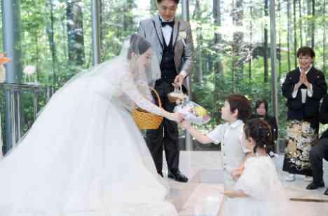 家族と愛犬に囲まれた笑顔あふれる夏の結婚式の挙式画像