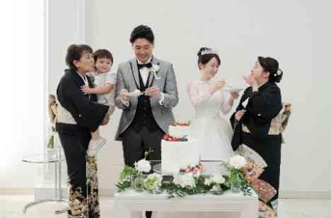 家族と愛犬に囲まれた笑顔あふれる夏の結婚式の披露宴画像