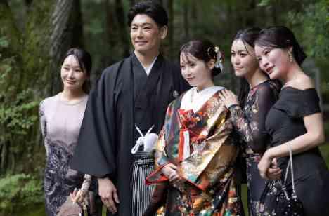 家族と愛犬に囲まれた笑顔あふれる夏の結婚式の演出画像