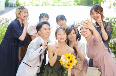 桜の中で和装前撮りとアットホームパーティーの演出画像