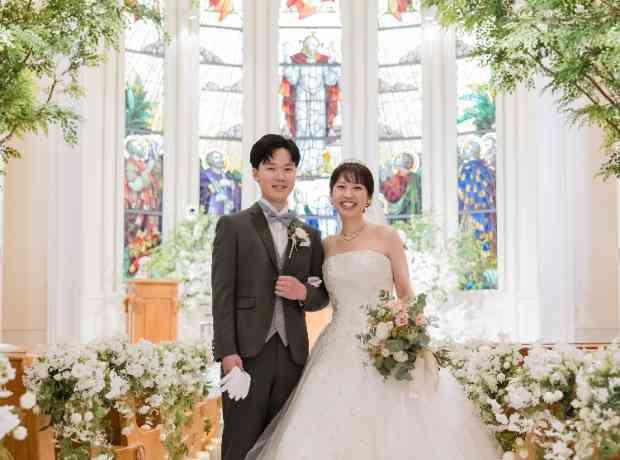 笑顔あふれるお二人らしいこだわりが詰まった結婚式の挙式実例画像