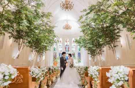 笑顔あふれるお二人らしいこだわりが詰まった結婚式の挙式画像