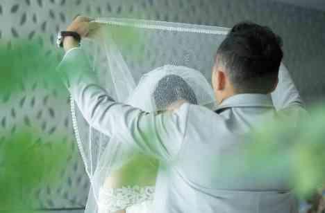 天空のバンケットで大人weddingの挙式画像
