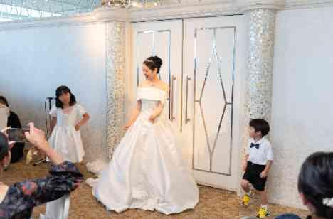 天空のバンケットで大人weddingの披露宴画像