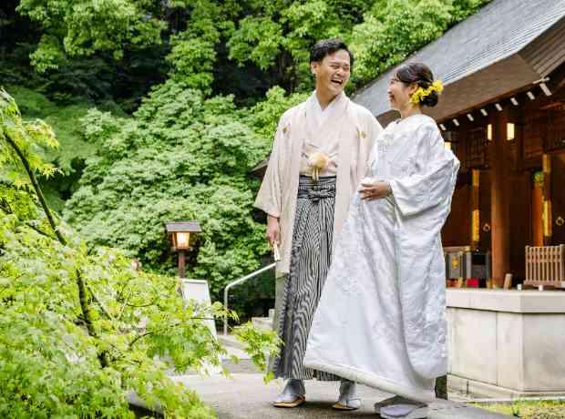 緑の庭園でお酒を楽しむ、アットホームな結婚式の挙式実例画像