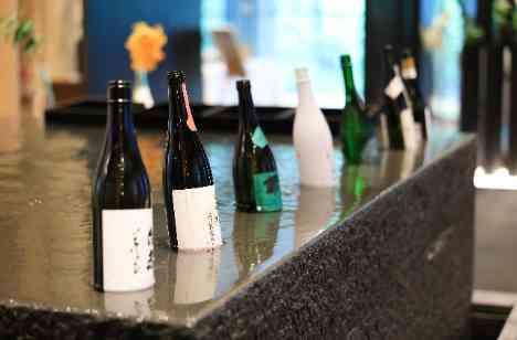 緑の庭園でお酒を楽しむ、アットホームな結婚式の準備・打ち合わせ画像