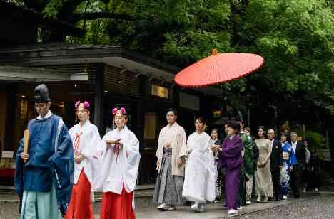 緑の庭園でお酒を楽しむ、アットホームな結婚式の挙式画像