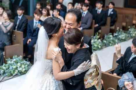 ゲストを巻き込んだ笑顔溢れるWeddingの挙式画像