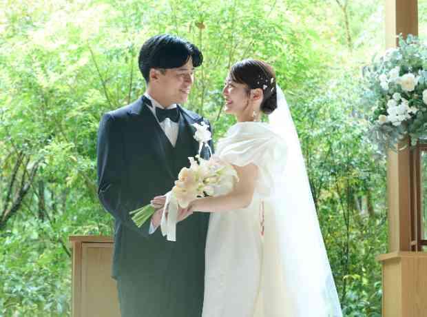 愛犬とゲストに囲まれてHappy Wedding！の挙式実例画像