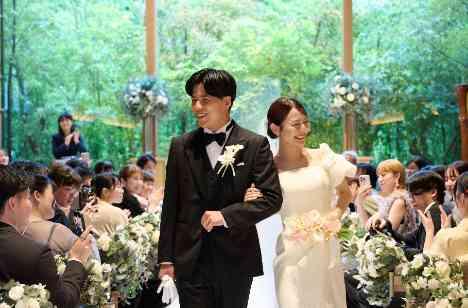 愛犬とゲストに囲まれてHappy Wedding！の挙式画像
