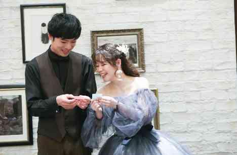 春のあたたかさと笑顔にあふれる結婚式の準備・打ち合わせ画像