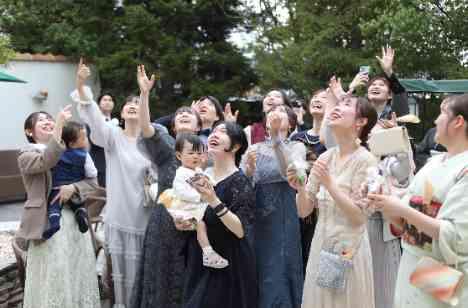 春のあたたかさと笑顔にあふれる結婚式の挙式画像