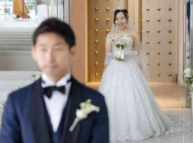 祝福の光が降りそそぐ幸せのウエディングの挙式実例画像