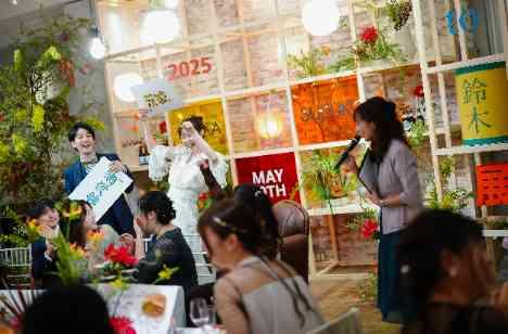 まるで展示会のような結婚式「奈良to鈴木展」の披露宴画像