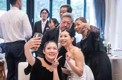 家族と親しい友人と過ごすアットホームな結婚式の準備・打ち合わせ画像
