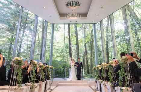 家族と親しい友人と過ごすアットホームな結婚式の挙式画像