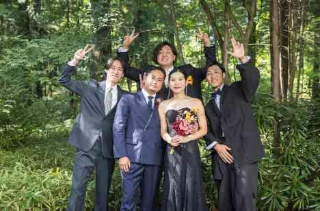 家族と親しい友人と過ごすアットホームな結婚式の披露宴画像