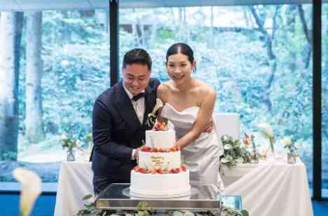 家族と親しい友人と過ごすアットホームな結婚式の演出画像