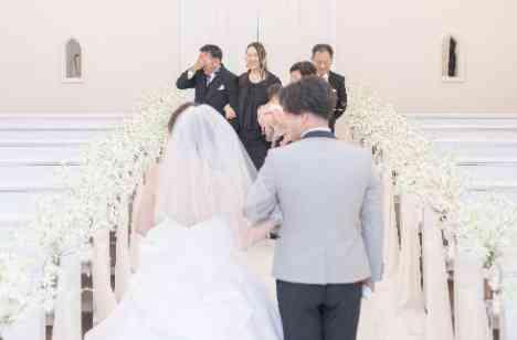ふたりらしく、ぬくもりあふれる結婚式の挙式画像