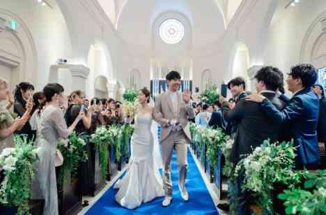 みんなが気軽に楽しめる、海をイメージした結婚式の挙式画像