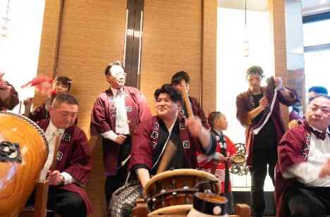 伝統と笑顔が紡ぐ、三嶋大社の誓いと祝宴の演出画像