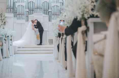 厳かに始まり、華やかに弾ける結婚式！の挙式画像