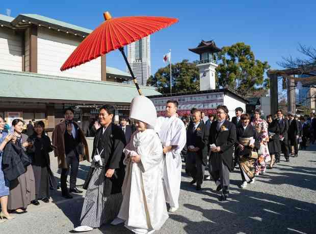 伝統と緑が彩る神前式と、光と木の温もりの披露宴の挙式実例画像
