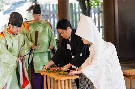 伝統と緑が彩る神前式と、光と木の温もりの披露宴の挙式画像