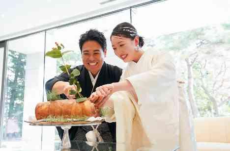 伝統と緑が彩る神前式と、光と木の温もりの披露宴の演出画像