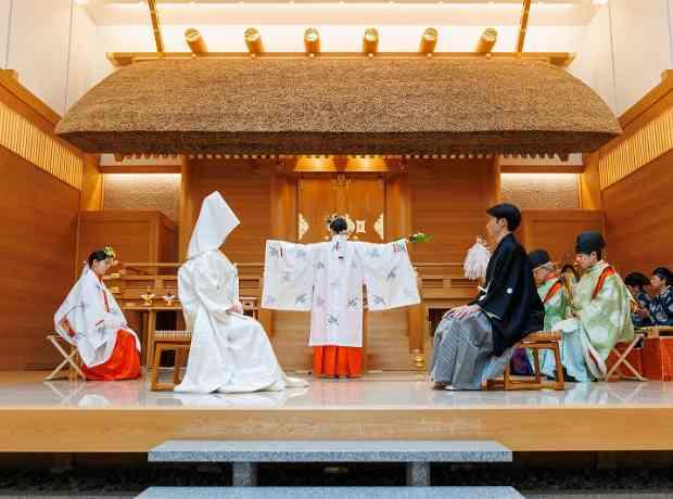伝統とモダンが融合する神楽殿挙式と木の邸宅の挙式実例画像