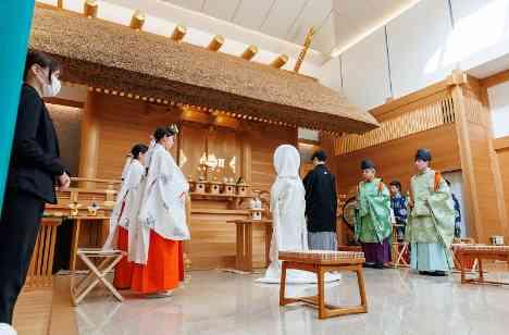 伝統とモダンが融合する神楽殿挙式と木の邸宅の挙式画像