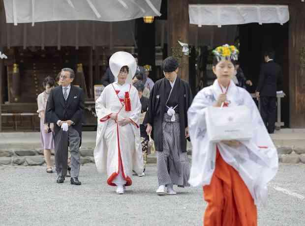 伝統の神前式と上質モダン邸宅の美食ウェディングの挙式実例画像