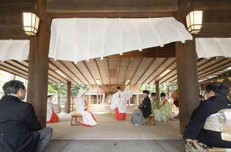 伝統の神前式と上質モダン邸宅の美食ウェディングの挙式画像