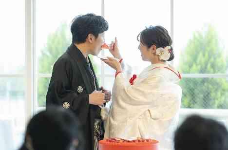 伝統の神前式と上質モダン邸宅の美食ウェディングの演出画像