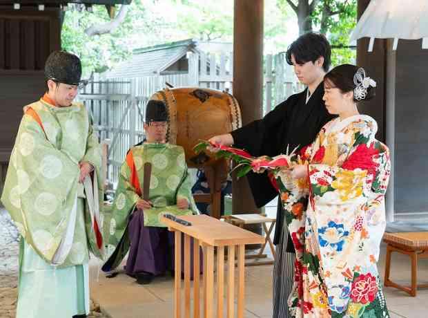 皇大神宮の誓いと緑邸宅で紡ぐ絆の一日の挙式実例画像