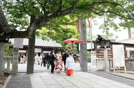 皇大神宮の誓いと緑邸宅で紡ぐ絆の一日の挙式画像