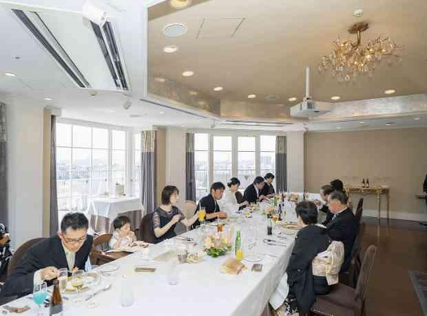 家族中心で叶えるかけがえのない上質な時間の挙式実例画像