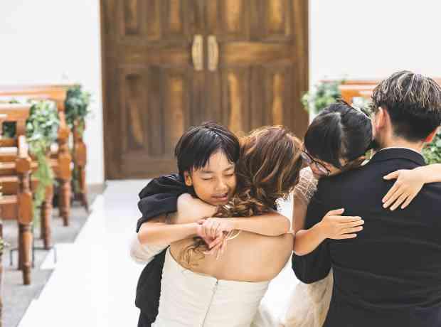 大切な仲間に囲まれて家族で挙げる10年目結婚式の挙式実例画像
