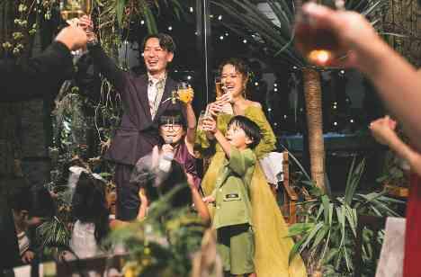大切な仲間に囲まれて家族で挙げる10年目結婚式の披露宴画像