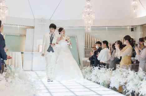 ゲストとの距離が近く感謝に満ちた結婚式の挙式画像