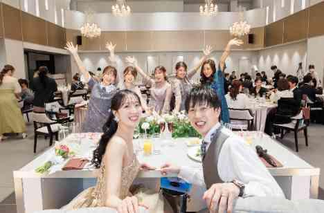 ゲストとの距離が近く感謝に満ちた結婚式の披露宴画像