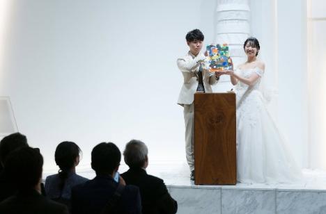 ブルーナカラーがつなぐ絆と笑顔のウェディングの演出画像