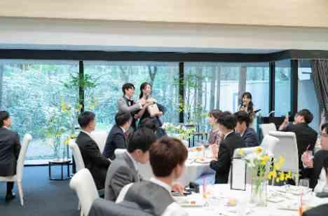 笑顔広がる夏のゲスト参加ウェディングの準備・打ち合わせ画像