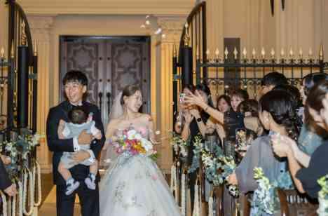 はじける夏!カラフルでポップな結婚式の挙式画像
