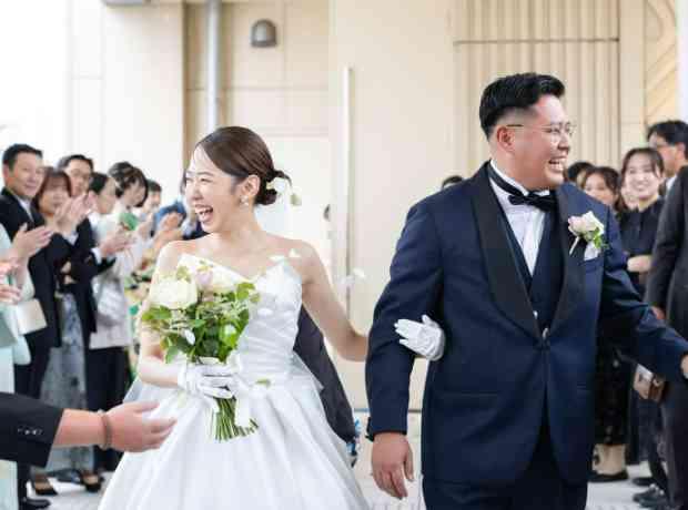 光に照らされ、愛と祝福に包まれるふたりの挙式実例画像