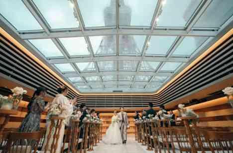 ゲストに贈る大迫力の東京タワーのもとでの結婚式の挙式画像