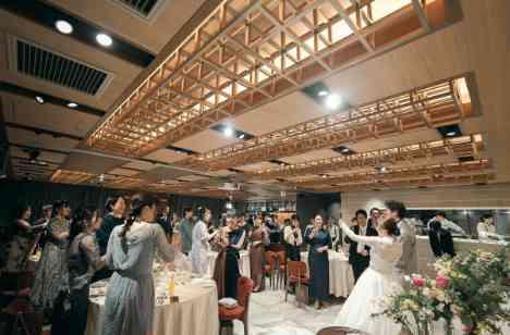ゲストに贈る大迫力の東京タワーのもとでの結婚式の披露宴画像