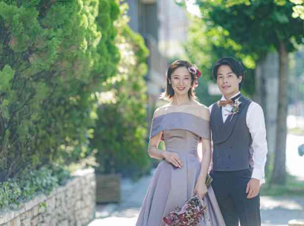 木の温もりに包まれて、穏やかな結婚式の挙式実例画像