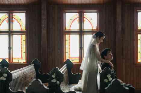木の温もりに包まれて、穏やかな結婚式の準備・打ち合わせ画像