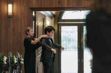 木の温もりに包まれて、穏やかな結婚式の挙式画像